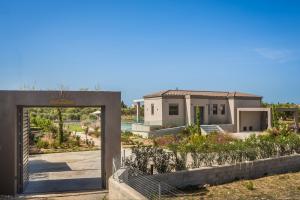 Avgi Luxury Villa - Private pool Svoronata — 32